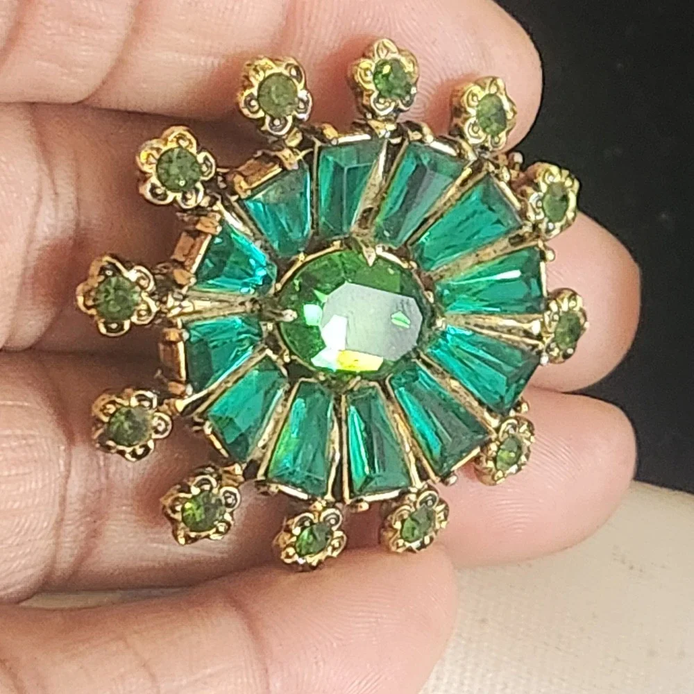 Vintage Emerald Green Sunburst Brooch Gold Tone Rhinestone Starburst‎ Pin 1.5